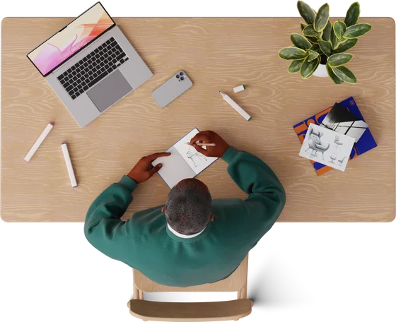 Étudiant travaillant sur un bureau